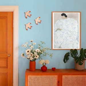Set de tres golondrinas decorativas naranja para colgar de la pared de tu casa y dar un toque de alegría y color.