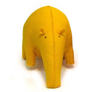 Muñeco de fieltro Tapir en azul, Animal decorativo, Cosido a mano por Olula, Decoración habitación niños, Decoración hogar, Para Casa, Olula Yellow