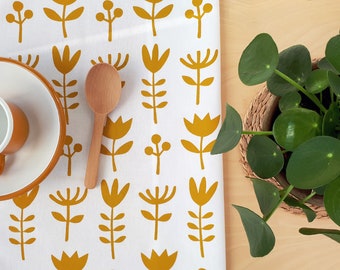 Trapo de cocina o tea towel de algodón 100%, con estampado de flores silvestres en amarillo. Un toque de color y alegría para tu cocina.