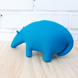 Muñeco de fieltro Tapir en azul, Animal decorativo, Cosido a mano por Olula, Decoración habitación niños, Decoración hogar, Para Casa, Olula image 6