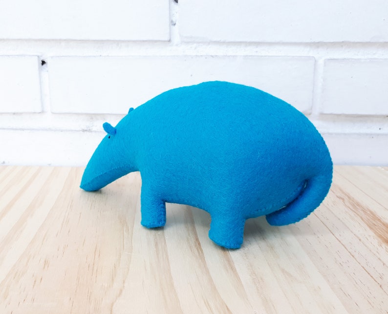 Muñeco de fieltro Tapir en azul, Animal decorativo, Cosido a mano por Olula, Decoración habitación niños, Decoración hogar, Para Casa, Olula image 6