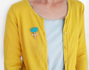 Épingle à fleurs bleues. Broche en bois fleurie pour ajouter une touche de joie à votre revers. Offrez-lui une fleur ! Une jolie broche fleurie est un cadeau parfait pour elle