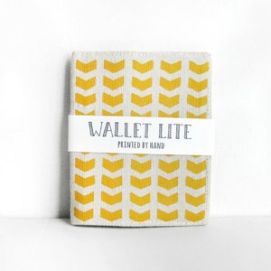 Pequeña y ligera cartera amarilla vegana, serigrafiada a mano, perfecta para el verano. Billetera de algodón con estampado chevron