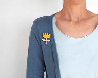 Épingle fleur jaune. Fabriquée en bois de hêtre, peinte à la main avec des encres respectueuses de l'environnement. Ajoutez une touche de couleur à votre look avec une broche !