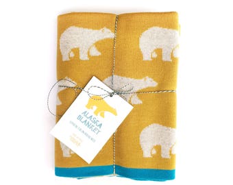 Manta pour bébé de lana mérinos et amarillo mostaza avec estampado de osos polares. Idéal carritos bébé. Beaucoup de douceur.