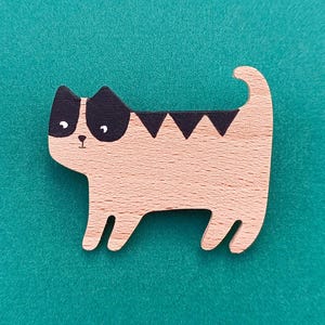 Cat brooch made from handpainted wood. Cats lover accessory, perfect gift for cat lover. Neko brooch in black. Cat badge. Black cat.