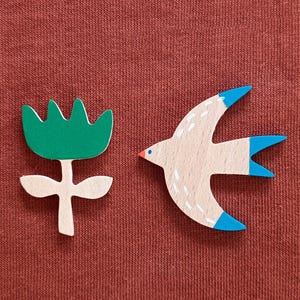 Broche Golondrina en azul、de madera de haya pintada a mano。ゴロンドリーナのブローチを規制して、ディアに参加してください!