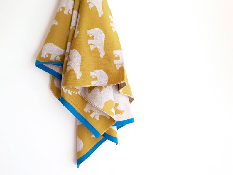 Manta para bebé de lana merino en amarillo mostaza con estampado de osos polares. Ideal carritos bebé. Muy suave. image 7