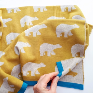 Manta para bebé de lana merino en amarillo mostaza con estampado de osos polares. Ideal carritos bebé. Muy suave. image 6