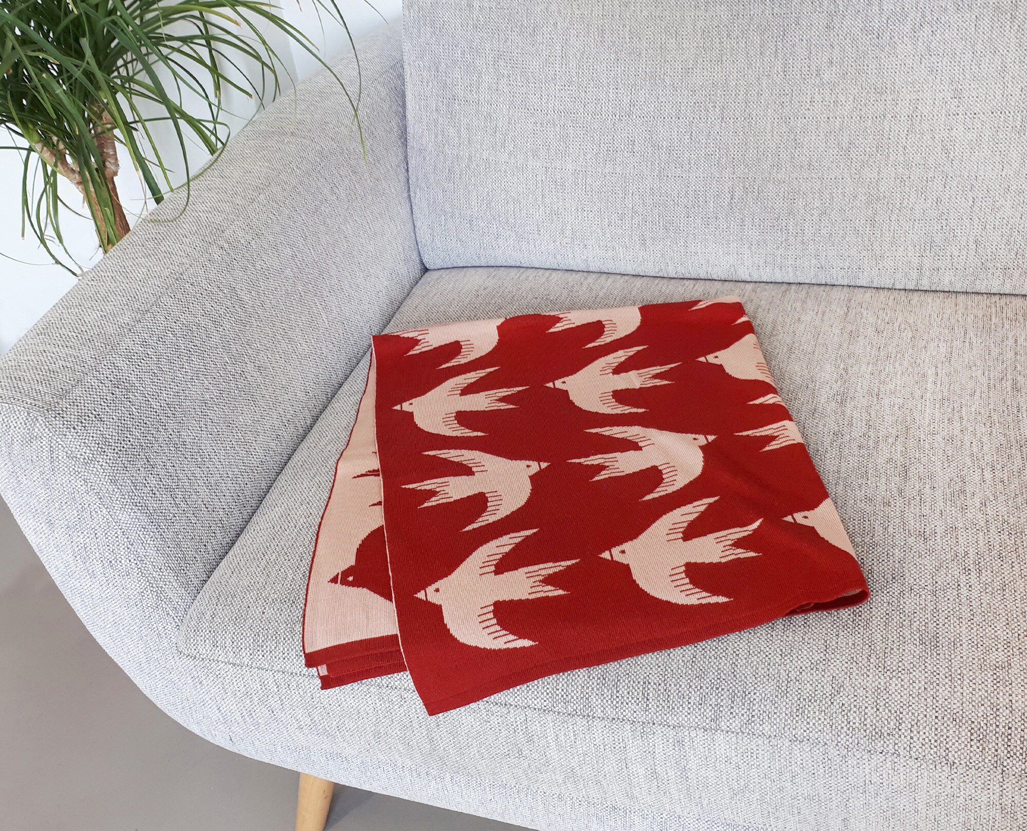 Manta para bebé de lana Merino en rojo carmín. Perfecta para la cuna o el carrito.