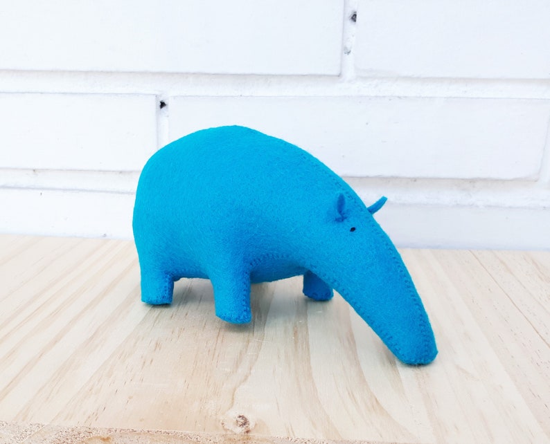 Muñeco de fieltro Tapir en azul, Animal decorativo, Cosido a mano por Olula, Decoración habitación niños, Decoración hogar, Para Casa, Olula image 1