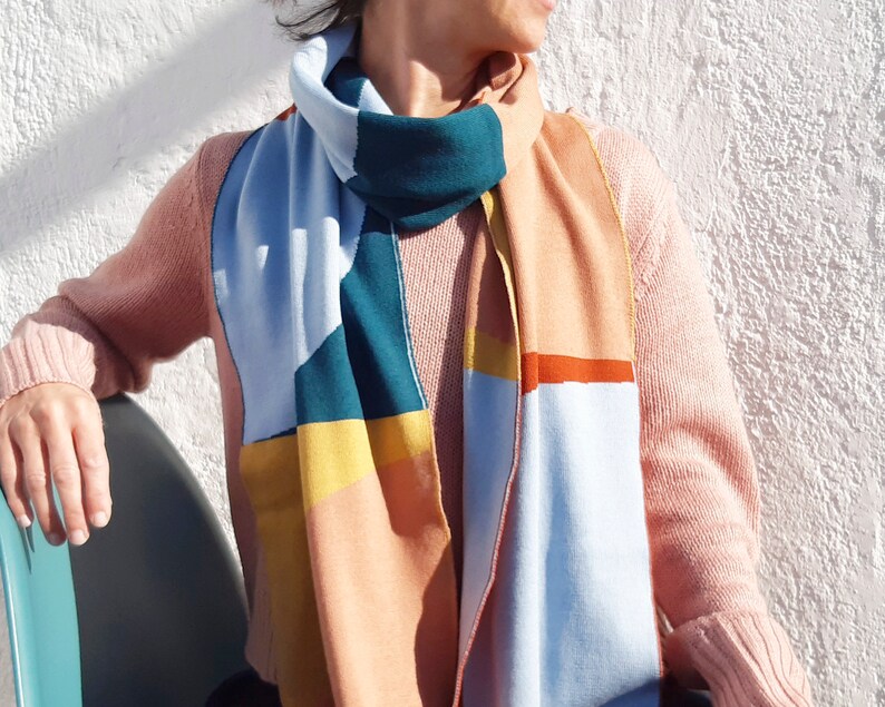 Foulard femme de qualité en pure laine mérinos. Foulard en laine au design et au coloris modernes. Foulard élégant et facile à porter en laine la plus douce image 2
