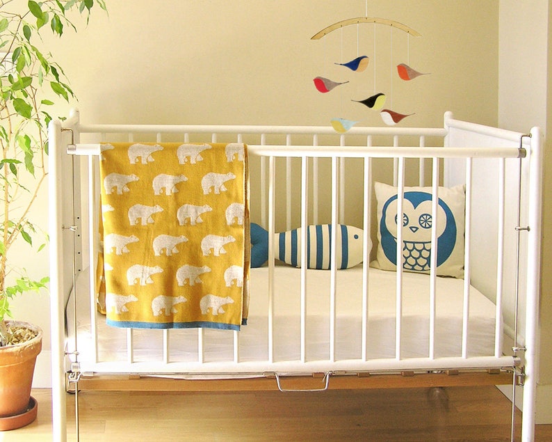 Manta para bebé de lana merino en amarillo mostaza con estampado de osos polares. Ideal carritos bebé. Muy suave. image 4