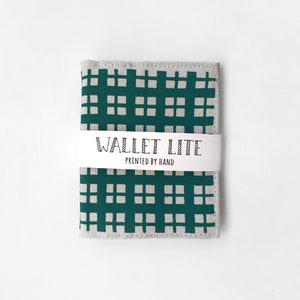 Cartera ligera con un bolsillo para las monedas. La cartera perfecta: pequeña, cómoda y sin abultar.