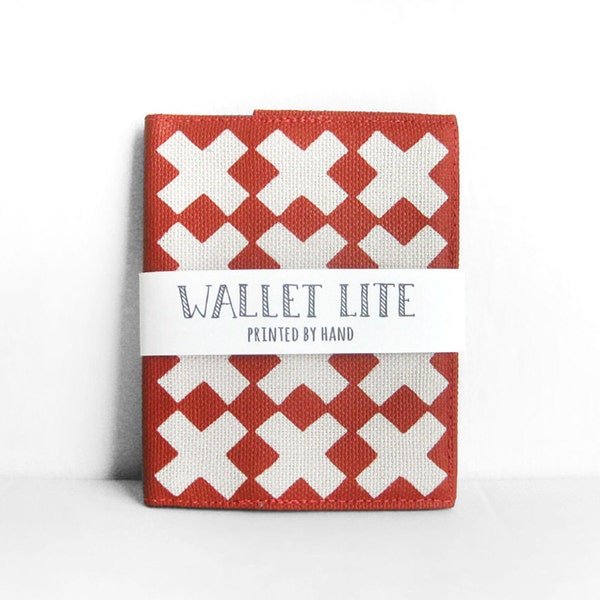Cartera ligera de cruces serigrafiada en rojo a mano por Olula. Sirve tanto como cartera de hombre y cartera de mujer.
