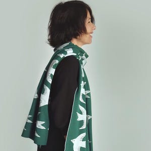 Bufanda para mujer en verde de pura lana merino, con diseño de pájaros. Bufanda para mujer de gran calidad, regalo lujoso para chica.