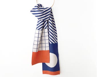 Foulards pour femmes ou hommes. Echarpe douce en laine mérinos. Écharpes en pure laine pour cadeau femme. Foulard orange et bleu au motif géométrique tendance.