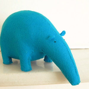 Muñeco de fieltro Tapir en azul, Animal decorativo, Cosido a mano por Olula, Decoración habitación niños, Decoración hogar, Para Casa, Olula image 5