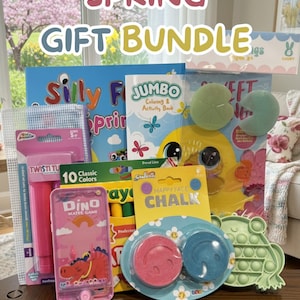 Pode incluir: Um conjunto de presentes de primavera com uma variedade de brinquedos e atividades coloridas. Inclui um livro para colorir, giz, um jogo de água e um brinquedo pop-it. As palavras "SPRING GIFT BUNDLE" são exibidas na parte superior da imagem.