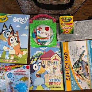 Puede incluir: Un conjunto de materiales de arte para ni&ntilde;os, que incluye un libro para colorear de Bluey, un bloc de dibujo, crayones, plastilina y un kit de arte en espiral. El libro para colorear tiene 96 p&aacute;ginas. El bloc tiene 32 hojas.