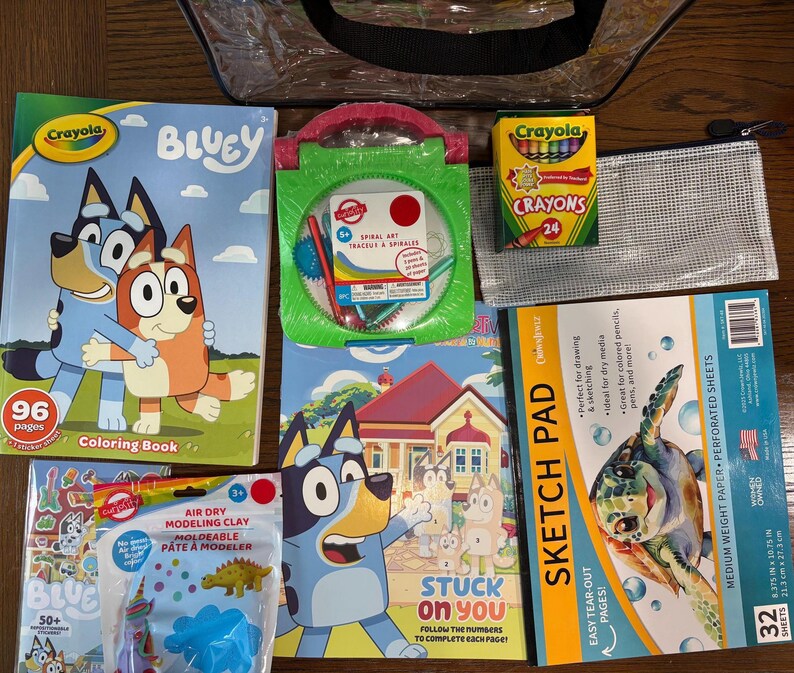 Puede incluir: Un conjunto de materiales de arte para ni&ntilde;os, que incluye un libro para colorear de Bluey, un bloc de dibujo, crayones, plastilina y un kit de arte en espiral. El libro para colorear tiene 96 p&aacute;ginas. El bloc tiene 32 hojas.