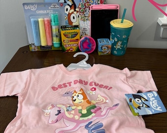 Paquete de Bluey Fan para niñas: camiseta y actividades de juego para niños (solo talla 2T)