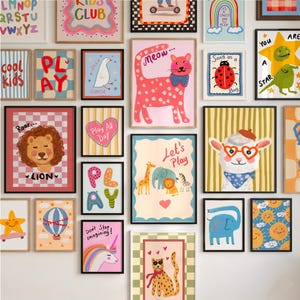 Può includere: Una collezione di stampe artistiche incorniciate con illustrazioni colorate. Le stampe presentano vari temi, tra cui animali come un leone, un gatto e un agnello, insieme a testi giocosi come "Play" e "Kids Club". L'opera d'arte è vivace e adatta alle camerette dei bambini.