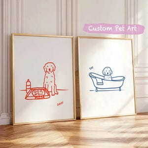 Op de afbeelding: Twee ingelijste prints met gouden frames. Eén print toont een rode illustratie van een hond met een pizza en een fles. De andere print toont een blauwe illustratie van een hond in een badkuip. De tekst "Custom Pet Art" staat boven de prints.