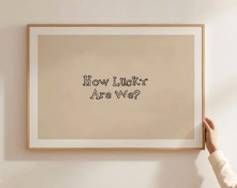 Impresión "Qué suerte tenemos", tipografía manuscrita y divertida, póster retro vintage para dormitorio, arte mural con cita inspiradora y moderna.