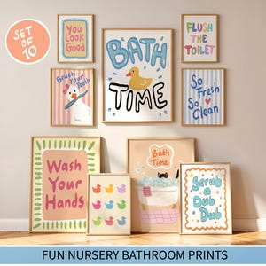 Puede incluir: Juego de 10 láminas enmarcadas para el baño de la guardería. Cada lámina presenta textos e ilustraciones divertidas, incluyendo frases como "Bath Time", "Wash Your Hands" y "Scrub a Dub Dub". Las láminas son de varios colores y tamaños.