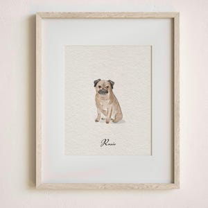 以下が含まれることがあります： 木製のフレームに入ったパグ犬の水彩画。犬はタン色で、黒い口と耳があり、テクスチャ加工された白い背景に座っています。「Rosie」という名前が犬の下に筆記体で書かれています。