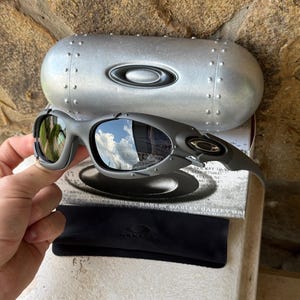 Oakley Plate Y2K Sunglasses – Silver Wraparound Vintage Shades