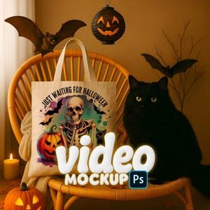 Può includere: Una borsa tote a tema Halloween con la scritta "Just Waiting for Halloween" con uno scheletro, pipistrelli e una zucca. Un gatto nero è seduto su una sedia di vimini, con una zucca e una candela nelle vicinanze. Pipistrelli decorativi e una lanterna a forma di zucca completano la scena.