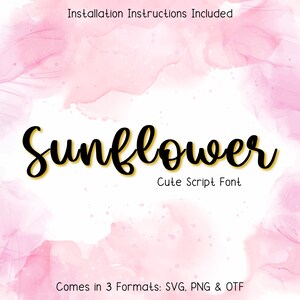 Könnte beinhalten: Ein digitales Grafikdesign mit dem Wort "Sunflower" in schwarzer, kursiver Schrift mit gelber Umrandung. Der Text "Cute Script Font" steht darunter. Das Bild ist vor einem rosa Aquarellhintergrund platziert. Der Text oben lautet "Installation Instructions Included".