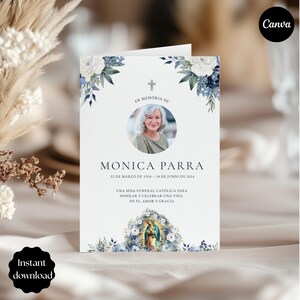 Może przedstawiać: Biała karta żałobna ze zdjęciem kobiety, kwiatowymi akcentami i tekstem. Karta zawiera krzyż, imię i nazwisko "MONICA PARRA" oraz daty. Na dole znajduje się grafika Matki Boskiej. Widoczne są również słowa "Natychmiastowe pobieranie".