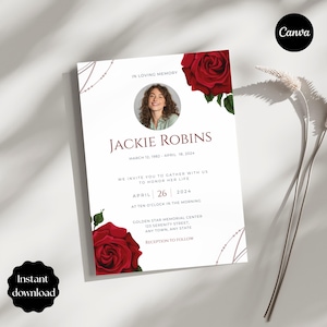Puede incluir: Una tarjeta conmemorativa blanca con el texto "In Loving Memory" y "Jackie Robins". Incluye una foto, fechas y detalles del evento. Rosas rojas y elementos decorativos enmarcan el texto. También se ven las palabras "Descarga instantánea".