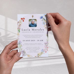 Editable Invitación de la Celebración del Primer Aniversario en el Cielo, Tarjeta Memorial Católica Misa, Corona Floral, Español - Canva