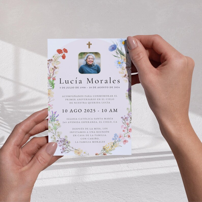 Editable Invitación de la Celebración del Primer Aniversario en el Cielo, Tarjeta Memorial Católica Misa, Corona Floral, Español - Canva