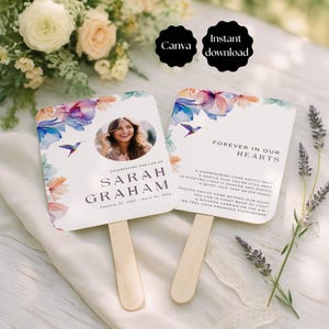 Può includere: Due ventagli commemorativi con disegni floreali e colibrì. Un ventaglio presenta una foto e il testo "Celebrating the Life of Sarah Graham". L'altro ventaglio ha il testo "Forever in Our Hearts."