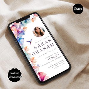 以下が含まれることがあります： スマートフォンには、サラ・グレアムの追悼のお知らせが表示されています。デザインは、ピンク、紫、青の色合いの水彩画の花柄とハチドリが特徴です。テキストには、名前、日付、サービスの詳細が含まれています。Canvaとインスタントダウンロードのロゴが表示されています。
