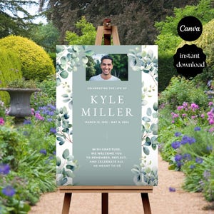 Puede incluir: Un letrero conmemorativo en un caballete de madera, con una foto de un hombre y texto. El diseño del letrero incluye hojas de eucalipto y las palabras "Celebrando la vida de Kyle Miller, 15 de marzo de 1992 - 8 de mayo de 2024." El texto adicional dice: "Con gratitud, les damos la bienvenida a recordar, reflexionar y celebrar todo lo que significó para nosotros."