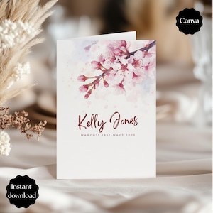 Puede incluir: Una tarjeta plegada blanca con una ilustración de acuarela de flores de cerezo rosas. La tarjeta incluye el nombre "Kelly Jones" en una fuente burdeos, junto con fechas. Los logotipos de Canva y Descarga instantánea son visibles.