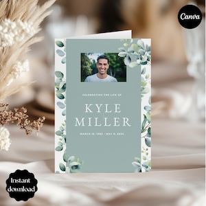 Op de afbeelding: Een herdenkingskaart met een foto van een lachende man, omlijst door een saliegroene achtergrond en bloemaccenten. De kaart leest: "Celebrating the Life of Kyle Miller, 15 maart 1982 - 8 mei 2024." Het Canva-logo is zichtbaar.