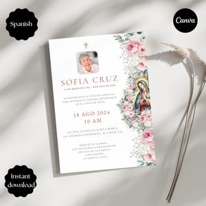 Könnte beinhalten: Eine weiße Einladungskarte mit einem Foto einer Frau, floralen Akzenten und Text. Die Karte enthält den Namen "SOFIA CRUZ", Daten und Veranstaltungsdetails. Das Design zeigt rosa und weiße Rosen und ein Bild der Jungfrau Maria.