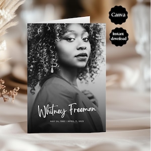 Può includere: Un cartoncino per programma funebre in bianco e nero con il ritratto di una persona con capelli ricci. Il testo recita Whitney Freeman, May 24, 1982 - April 11, 2025. Due badge circolari neri nell'angolo in alto a destra contengono il testo Canva e Instant download.