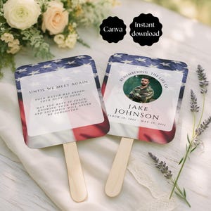 Può includere: Due ventagli funebri rettangolari con manici in legno e sfondo con bandiera americana. Uno riporta il testo Until We Meet Again e una poesia commemorativa. L'altro mostra una foto circolare, il nome Jake Johnson e le relative date.