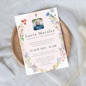 Editable Invitación de la Celebración del Primer Aniversario en el Cielo, Tarjeta Memorial Católica Misa, Corona Floral, Español - Canva
