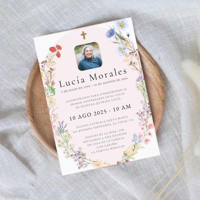 Editable Invitación de la Celebración del Primer Aniversario en el Cielo, Tarjeta Memorial Católica Misa, Corona Floral, Español - Canva