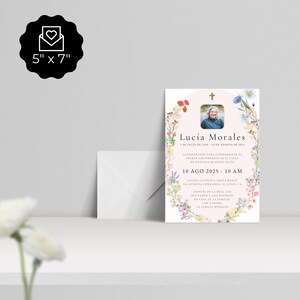 Editable Invitación de la Celebración del Primer Aniversario en el Cielo, Tarjeta Memorial Católica Misa, Corona Floral, Español - Canva