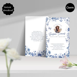 Peut inclure: Une carte commémorative avec une bordure florale bleue et le texte "In Loving Memory". Elle comprend une photo, un nom et des dates. La carte contient également le texte "Forever Remembered, Forever Missed."